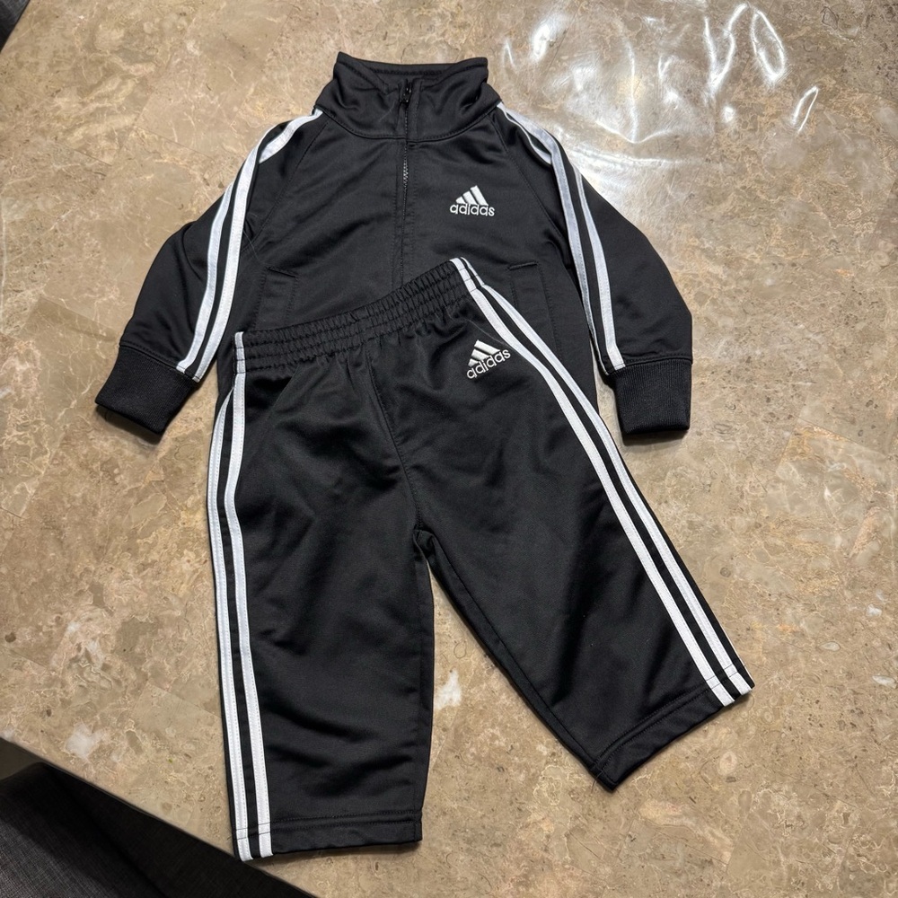 Adidas Unisex baby active track set
Size 6 months - Picture 1 of 5